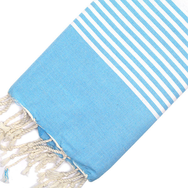 Telo mare FOUTA con linee bianche su tutta la lunghezza a tessitura classica: piatta e leggerissima. Colore azzurro
